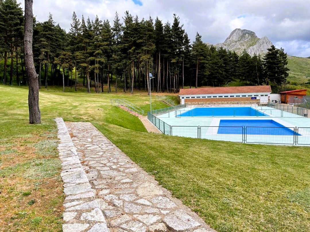 En la fotografía, vistas de las piscinas municipales de Villamanín, ya casi a punto de iniciar la temporada.