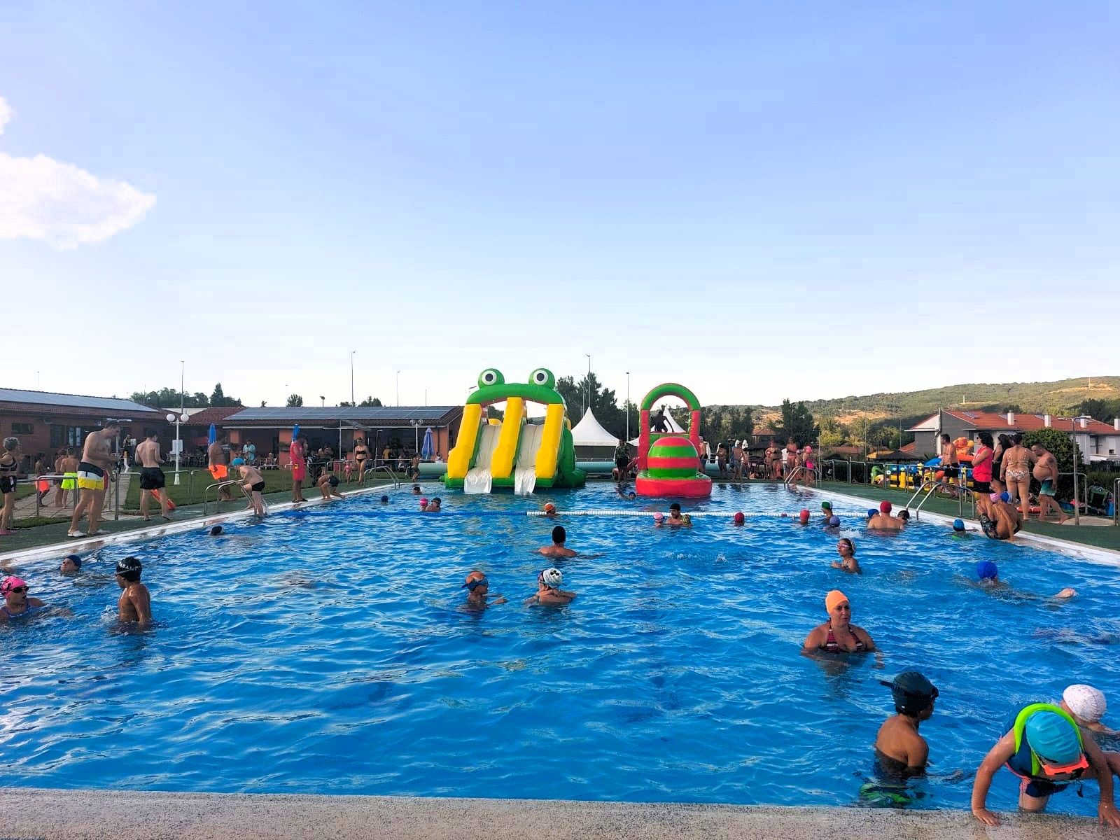 Las piscinas ofrecen diferentes zonas para todos los públicos, incluyendo áreas para niños, adultos y zonas de descanso.