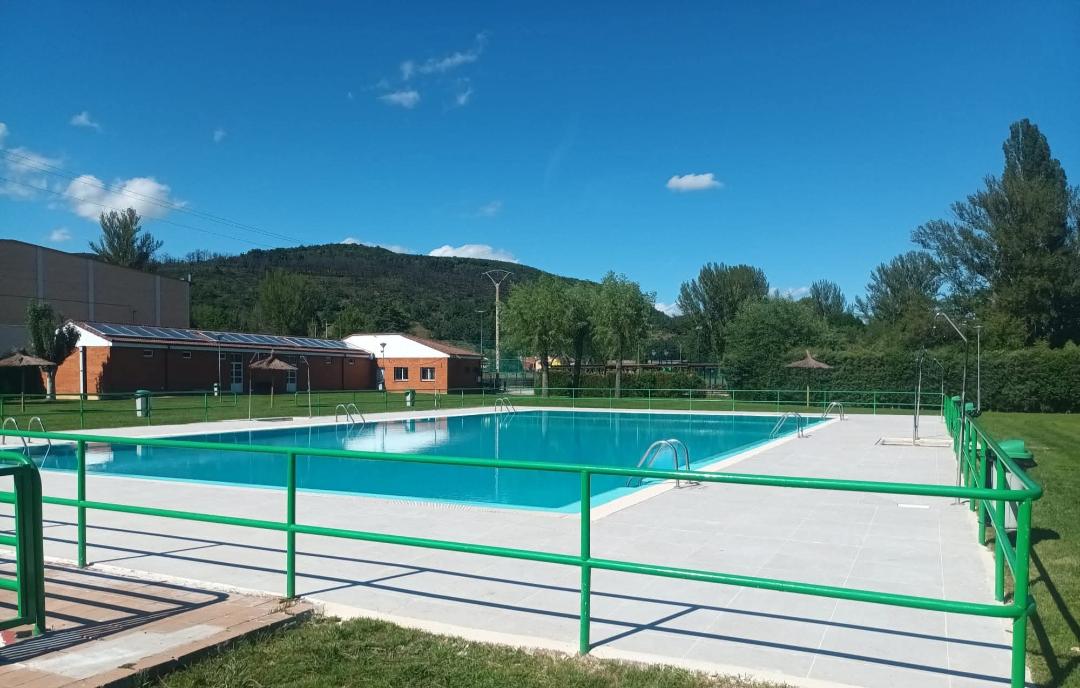 Vista de las piscinas municipales de Matallana de Torío.|AYTO. MATALLANA
