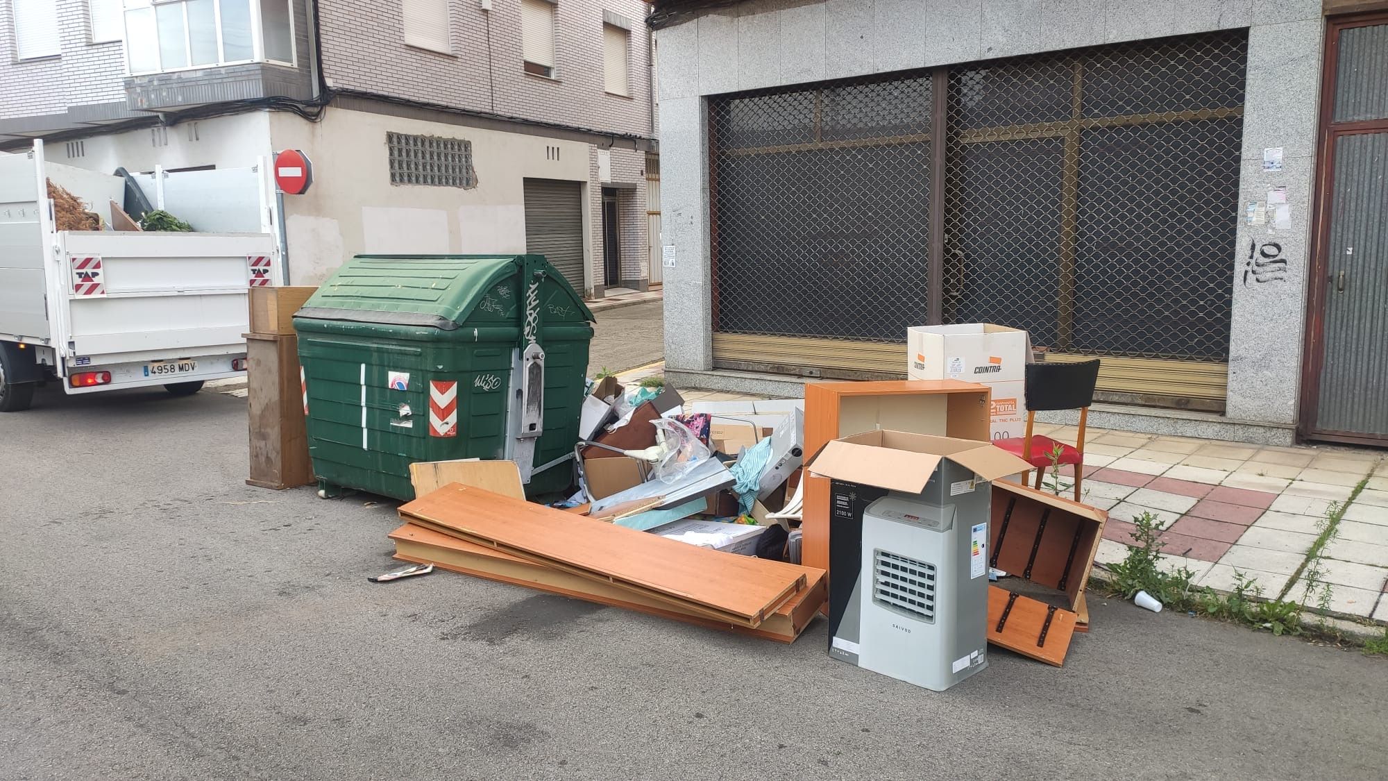 Imagen de archivo de residuos abandonados junto a un contenedor en una de las calles del municipio. | LNC Imagen de archivo de residuos abandonados junto a un contenedor en una de las calles del municipio. | LNC