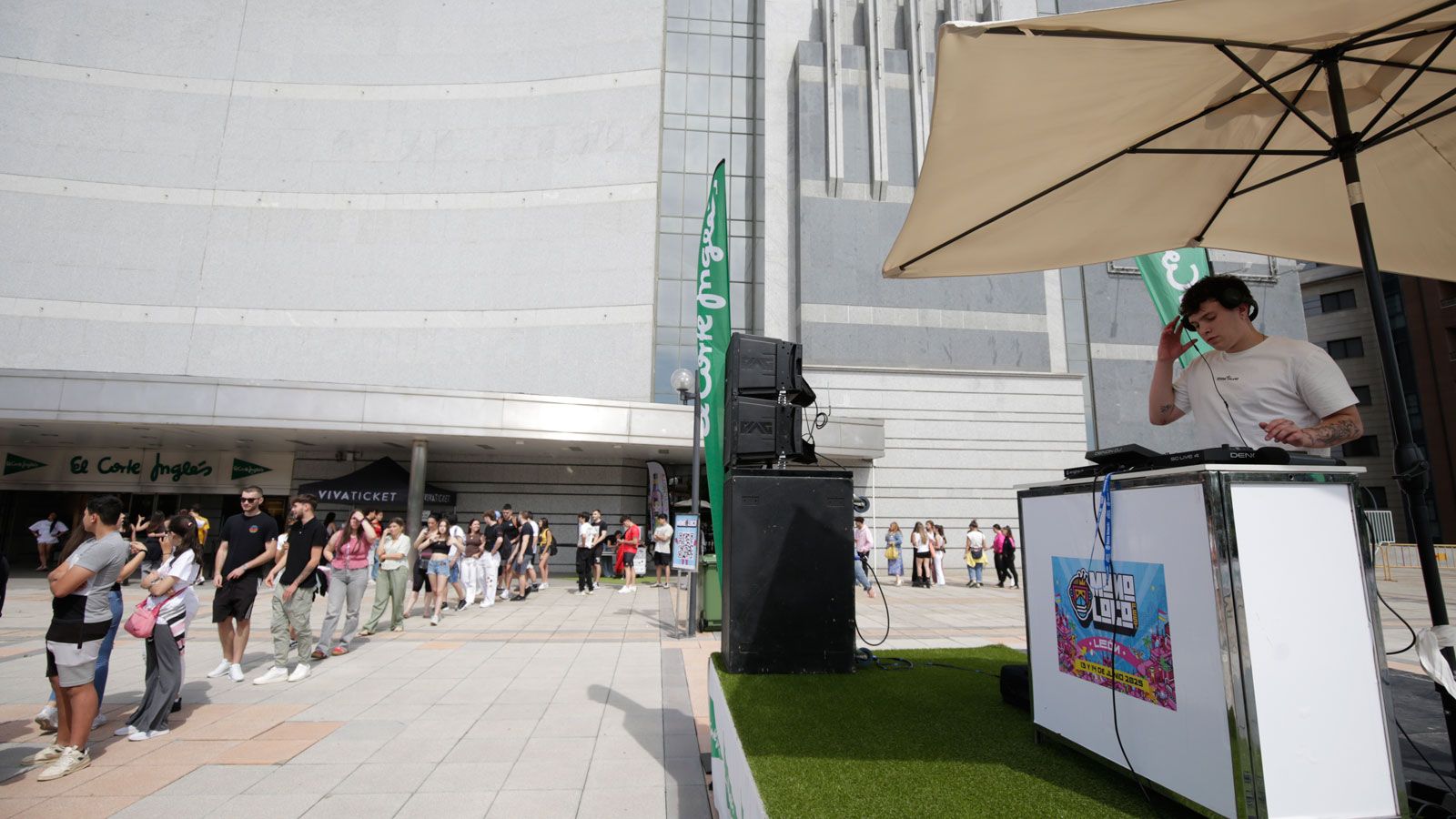 Colas en El Corte Inglés de León para recoger las pulseras del Monoloco Fest. | FERNANDO OTERO