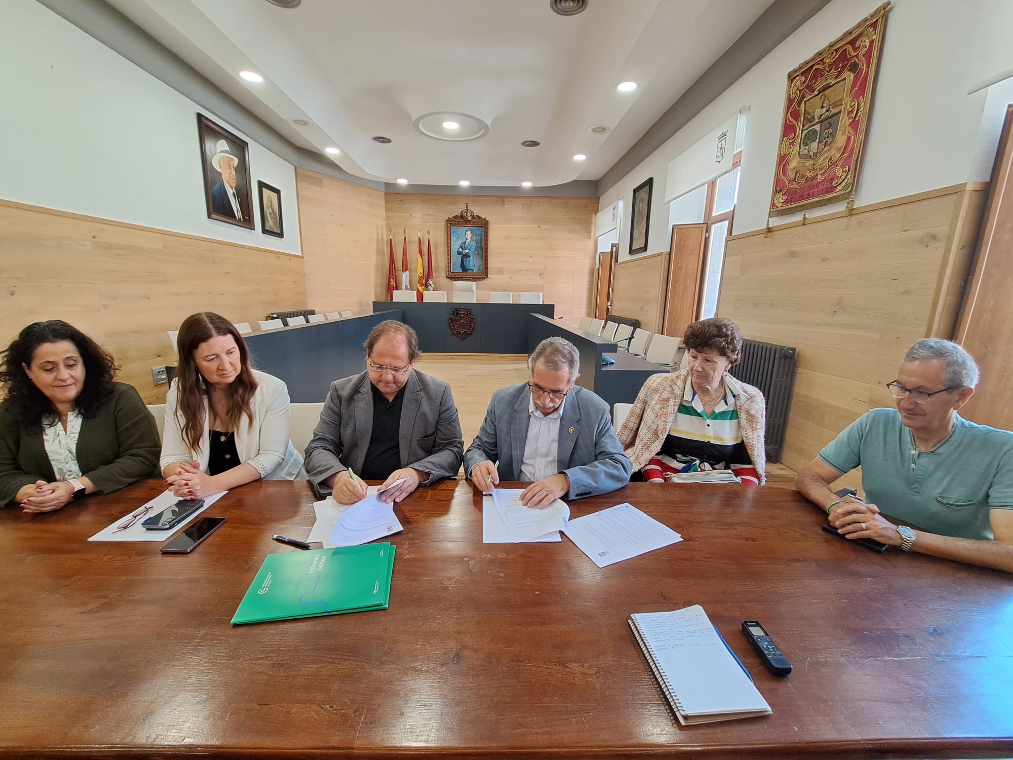 Javier Carrera y Estanislao de Luis Calabuig firmando el convenio. | L.N.C.