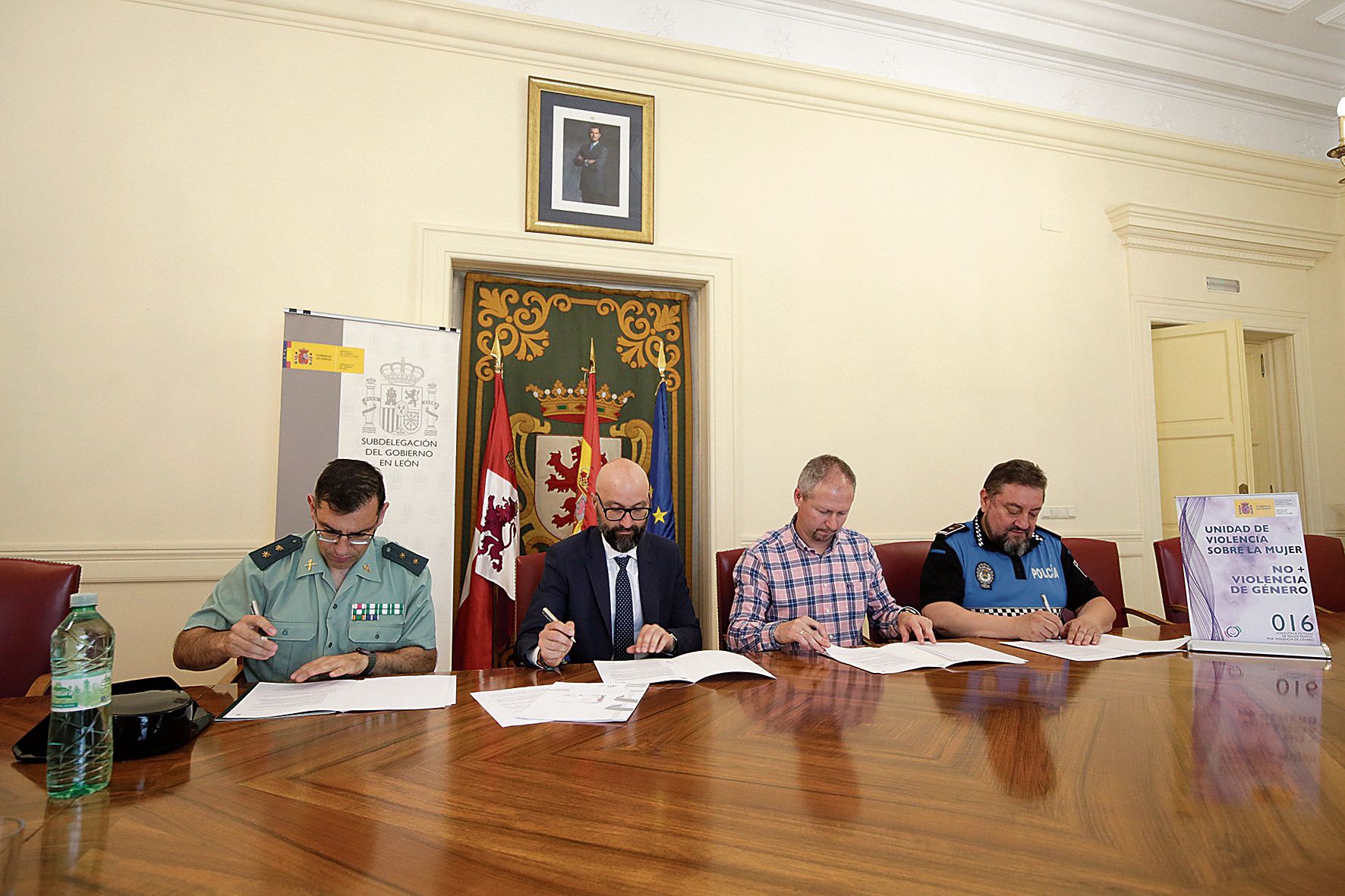 El subdelegado y el alcalde firman el nuevo protocolo de VioGén. | FERNANDO OTERO El subdelegado y el alcalde firman el nuevo protocolo de VioGén. | FERNANDO OTERO