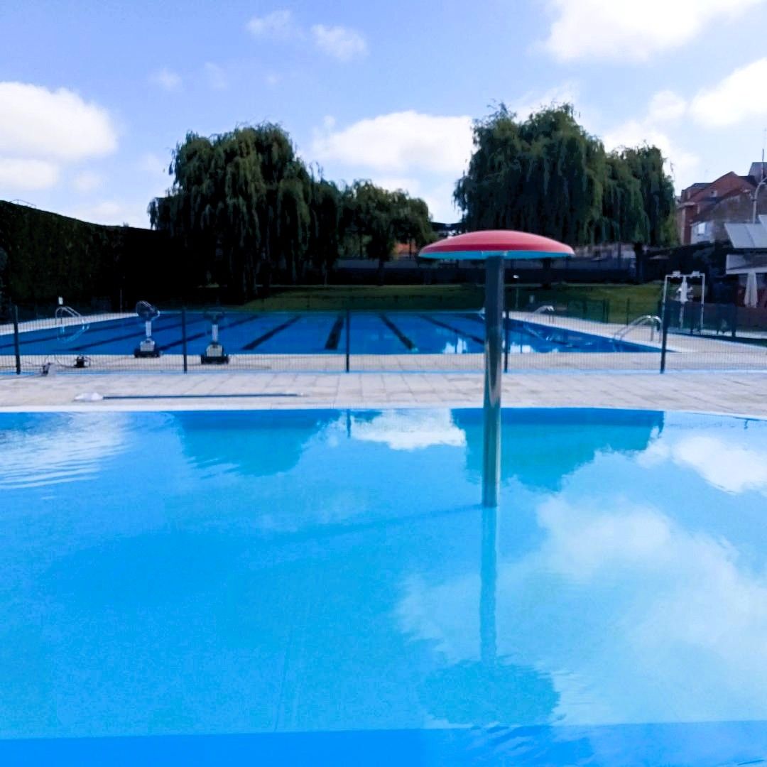 En la fotografía, detalle e las piscinas de verano de la Virgen del Camino.