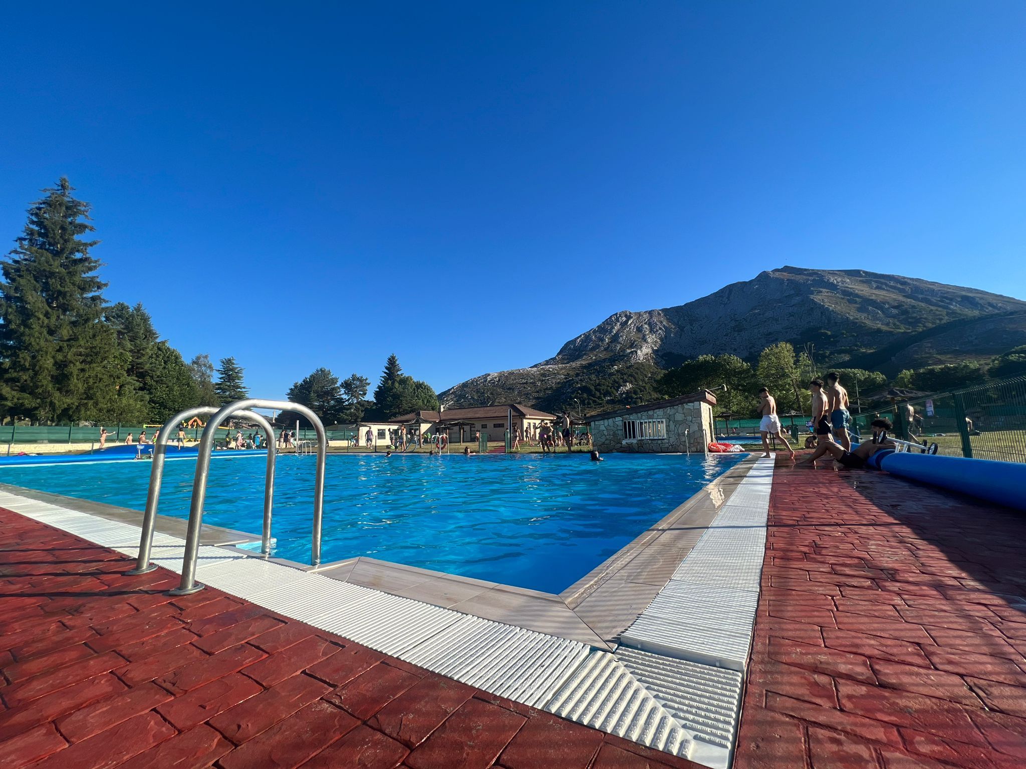 El entorno natural envuelve las piscinas municipales de Puebla de Lillo garantizando unos chapuzones únicos. | A. HURTADO