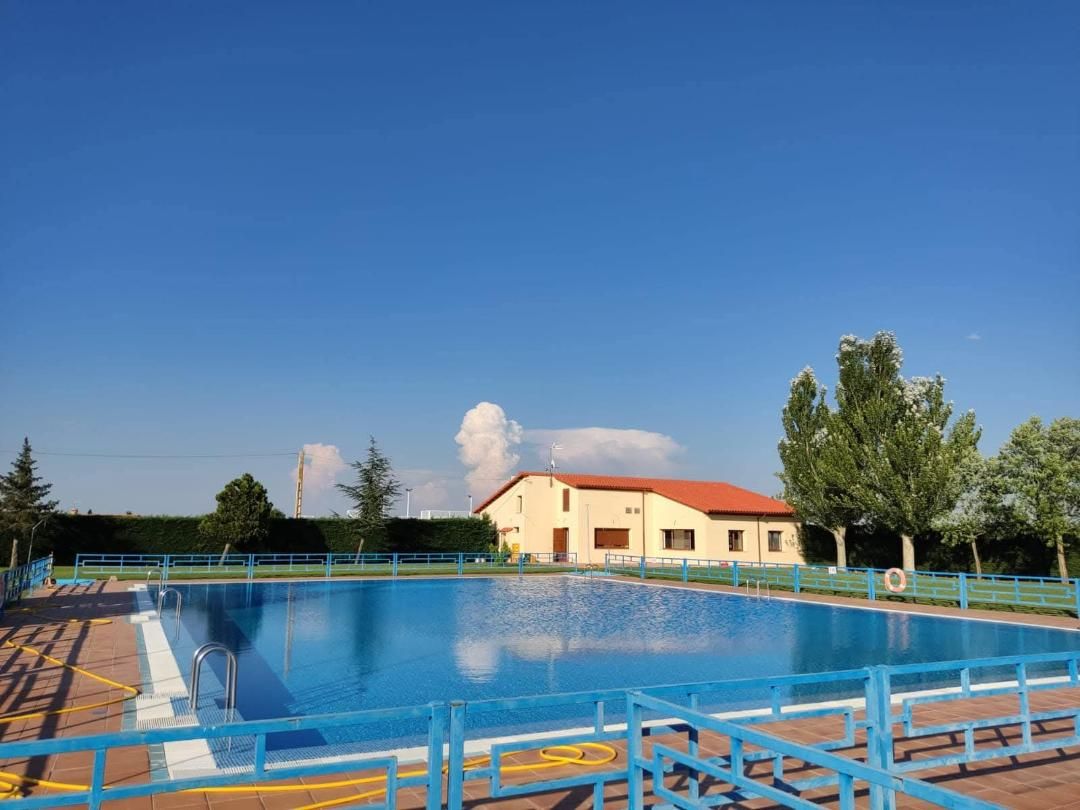 En la imagen, vista de la piscina de Riego de la Vega. En la imagen, vista de la piscina de Riego de la Vega.