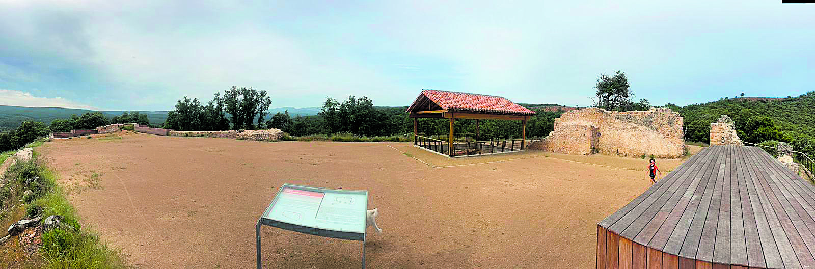 La restauración del castillo de Santa Colomba es uno de los grandes atractivos del verano en el municipio. | MARCOS BARRIO