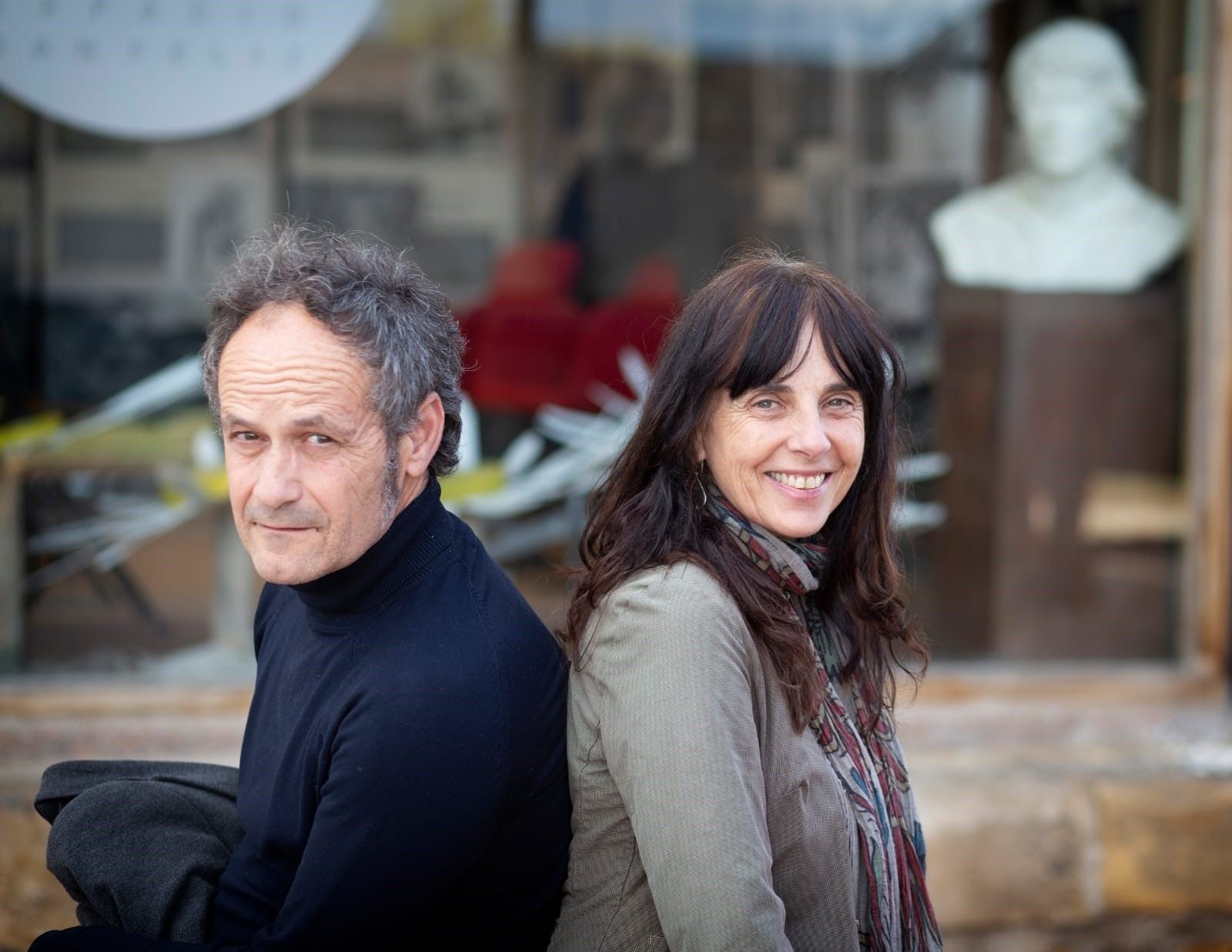 El responsable de Eolas Ediciones, Héctor Escobar, junto a la autora de 'La belleza de lo trágico', Maru Bernal.