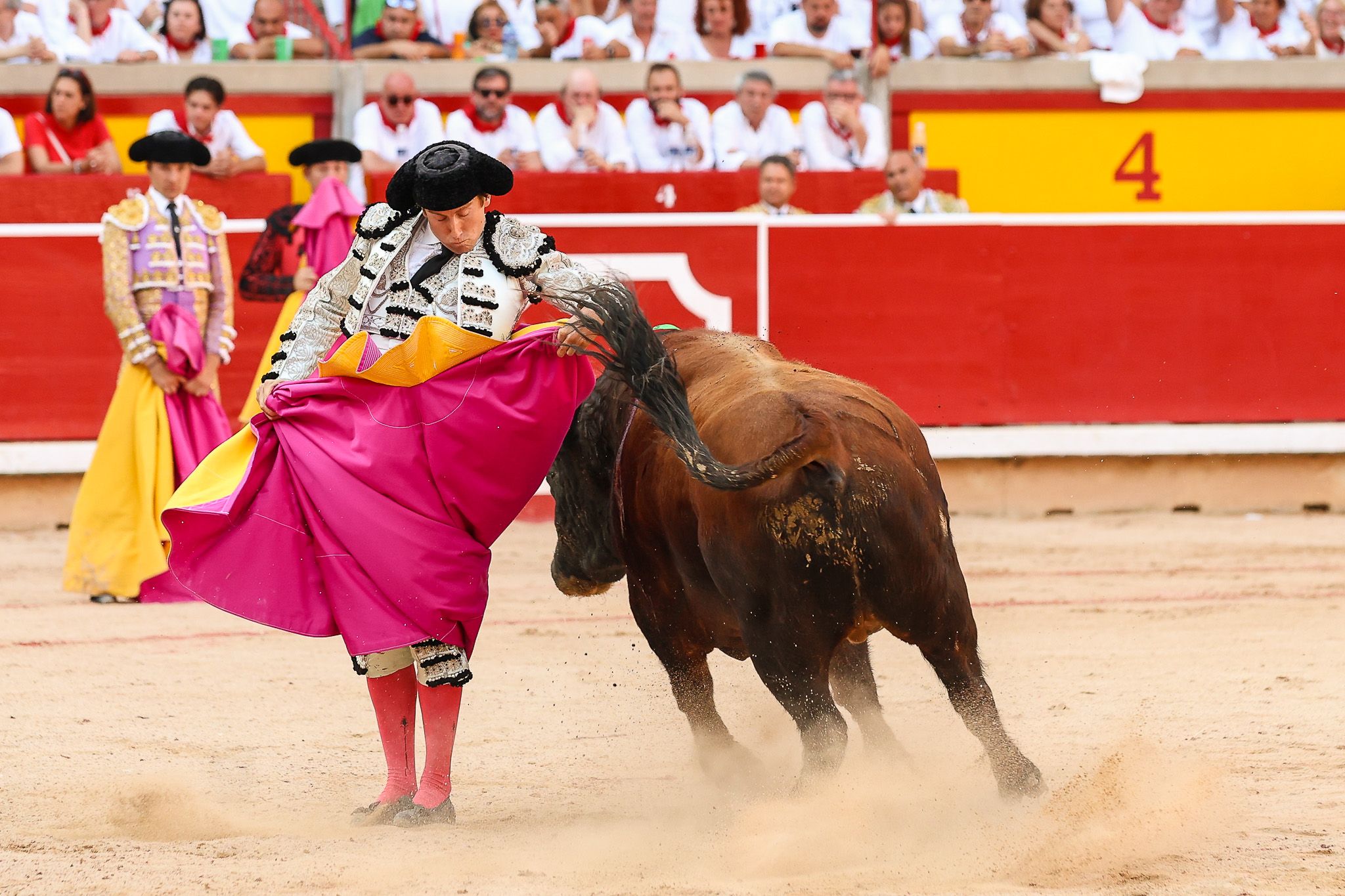 Román Collado quita al toro por chicuelinas en Pamplona durante la feria de San Fermín | MIGUEL ÁNGEL LAZO
