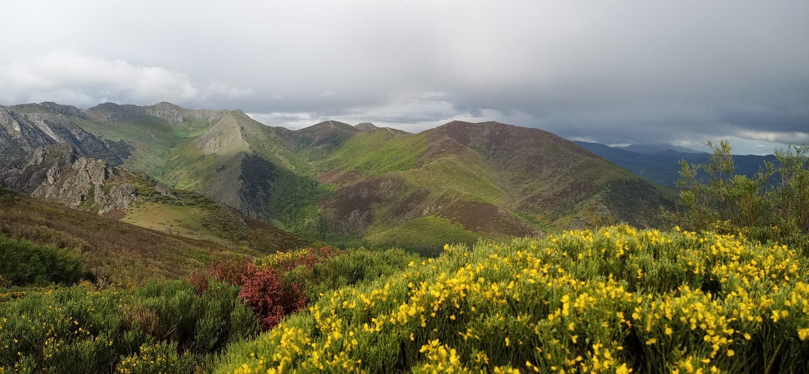 En la imagen, vista de los montes de Valdorria y Aviados. | HURTADO