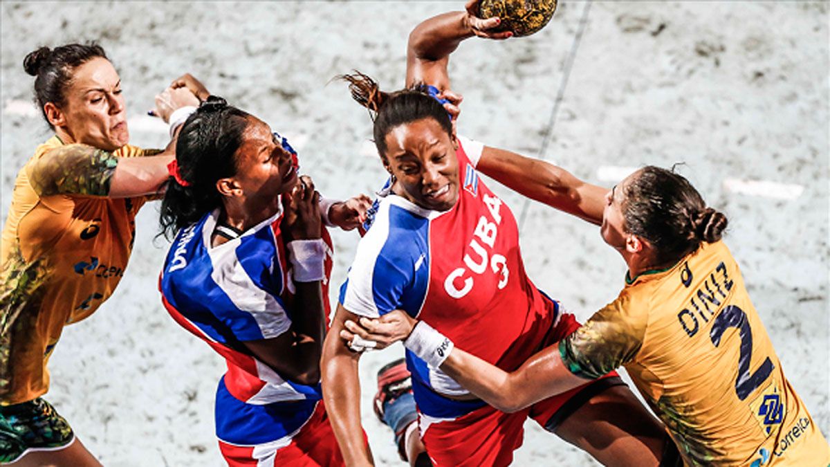 Martínez lanza a portería ante la presencia de Camejo y dos defensoras brasileñas. | L.N.C.