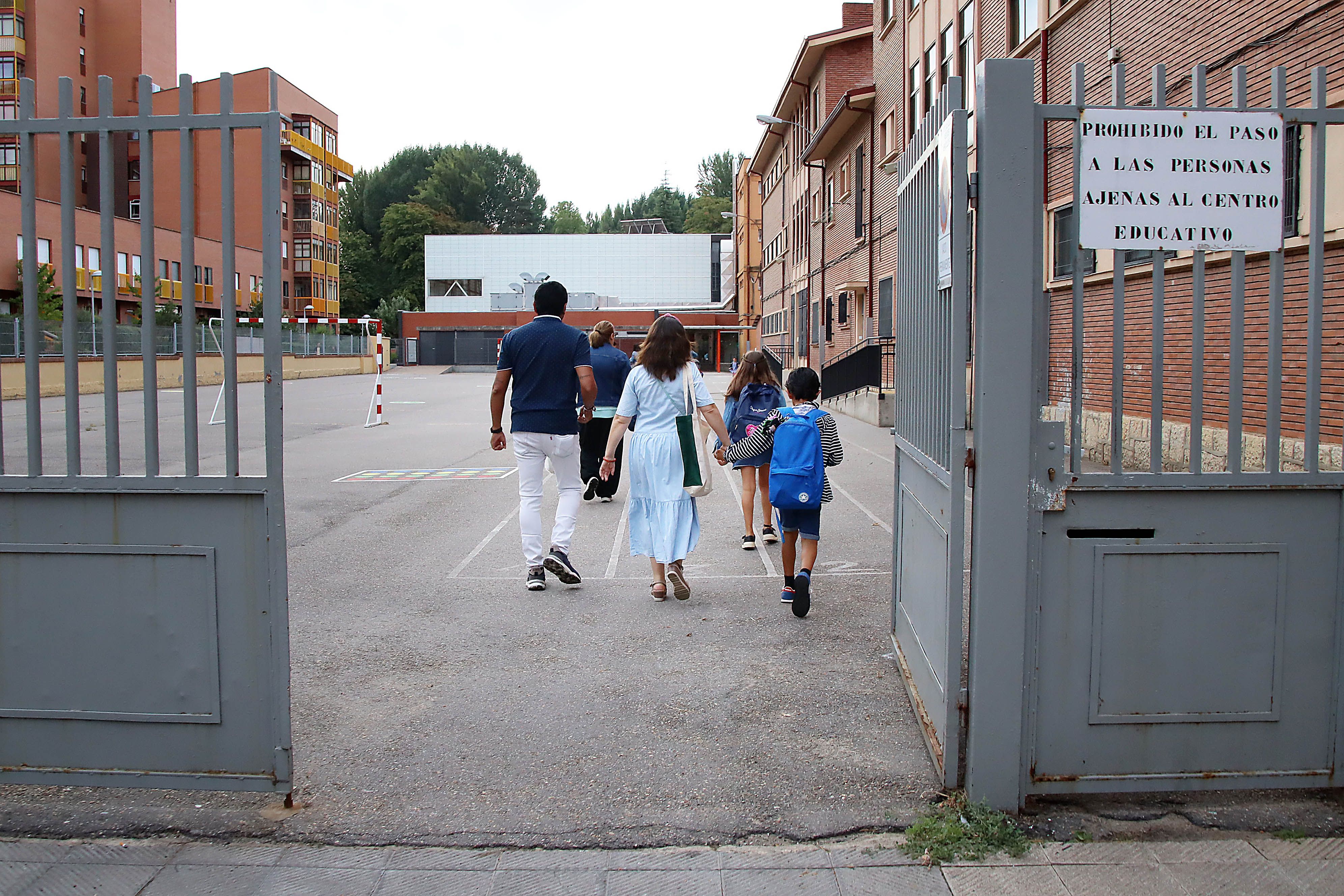 Imagen de archivo de la entrada a un centro educativo público de León. | ICAL