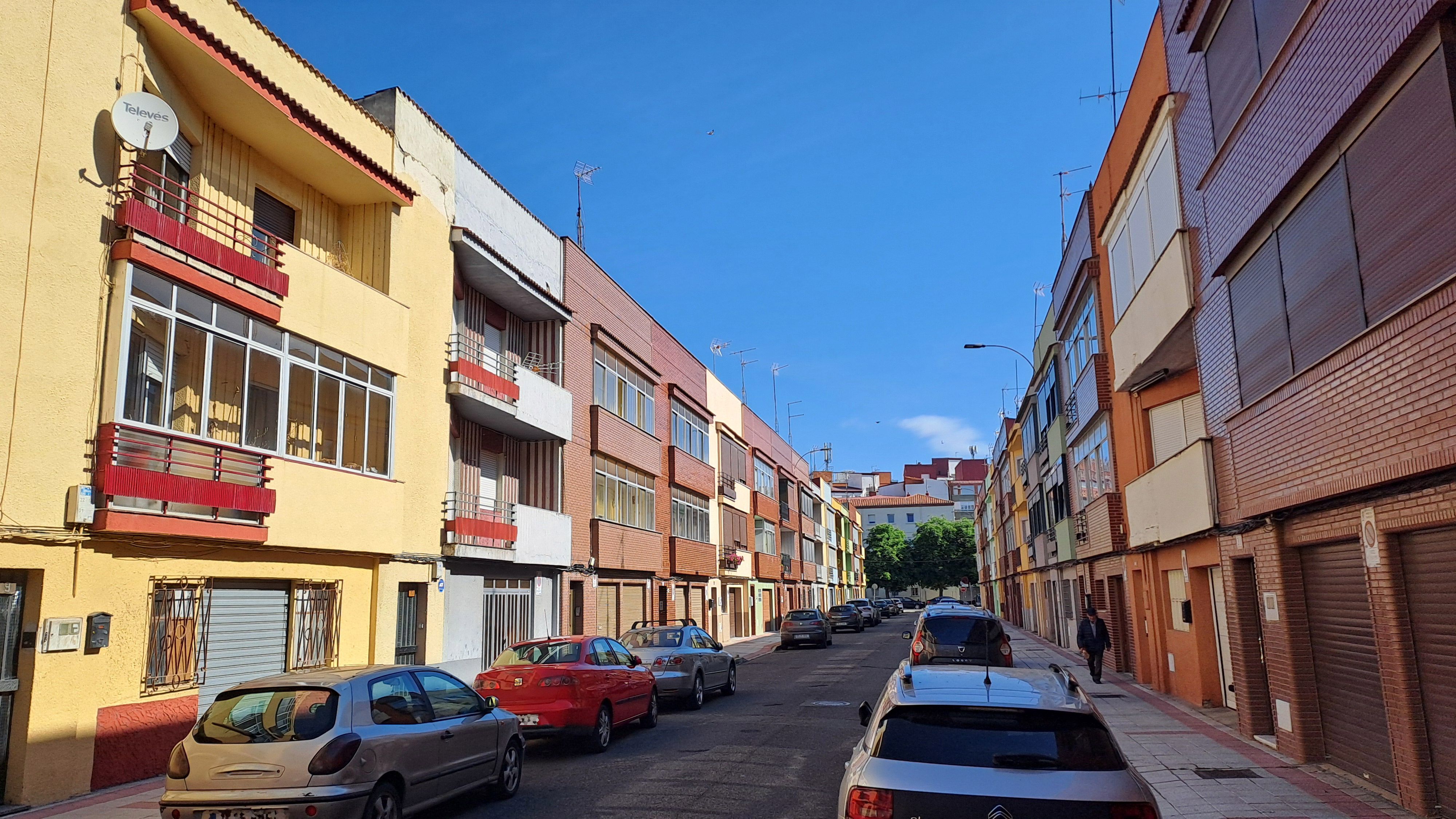 Calle Emperador Carlos del barrio del Ejido de León, donde un hombre ha sido encontrado sin vida en el interior de su vivienda. | DAVID IGLESIAS