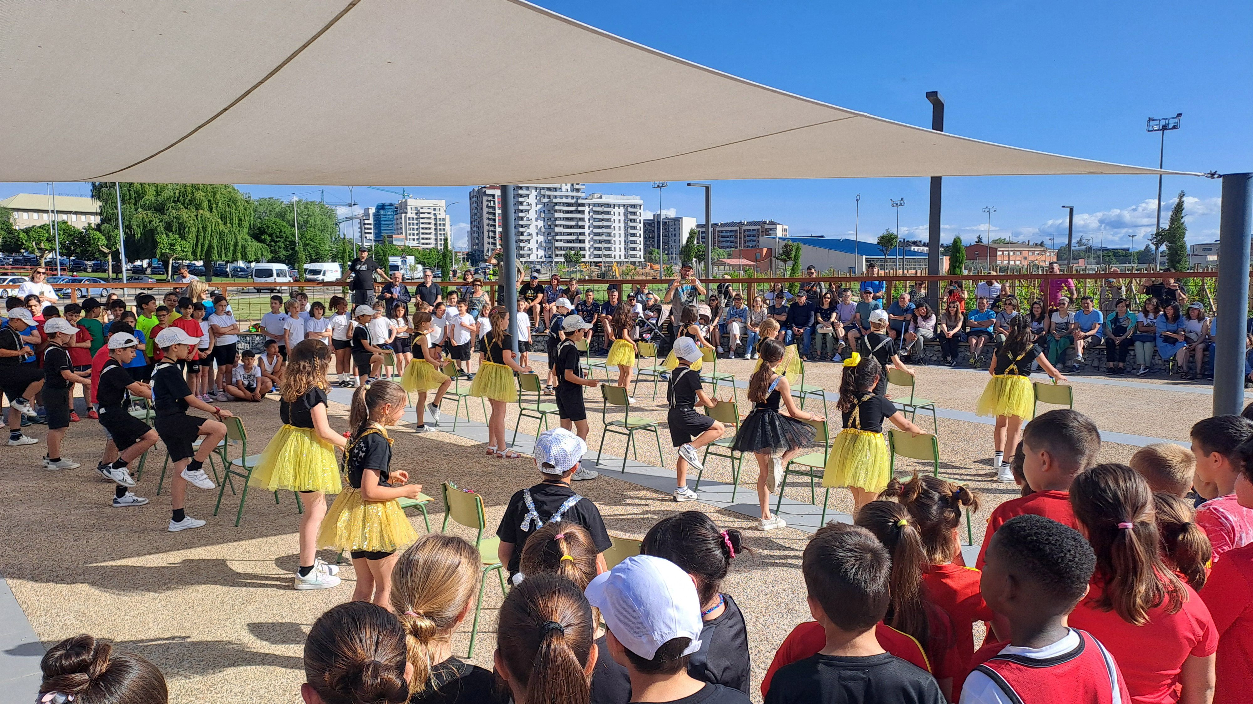 Clase de Educación Física en la calle de los alumnos del colegio La Palomera. | DAVID IGLESIAS