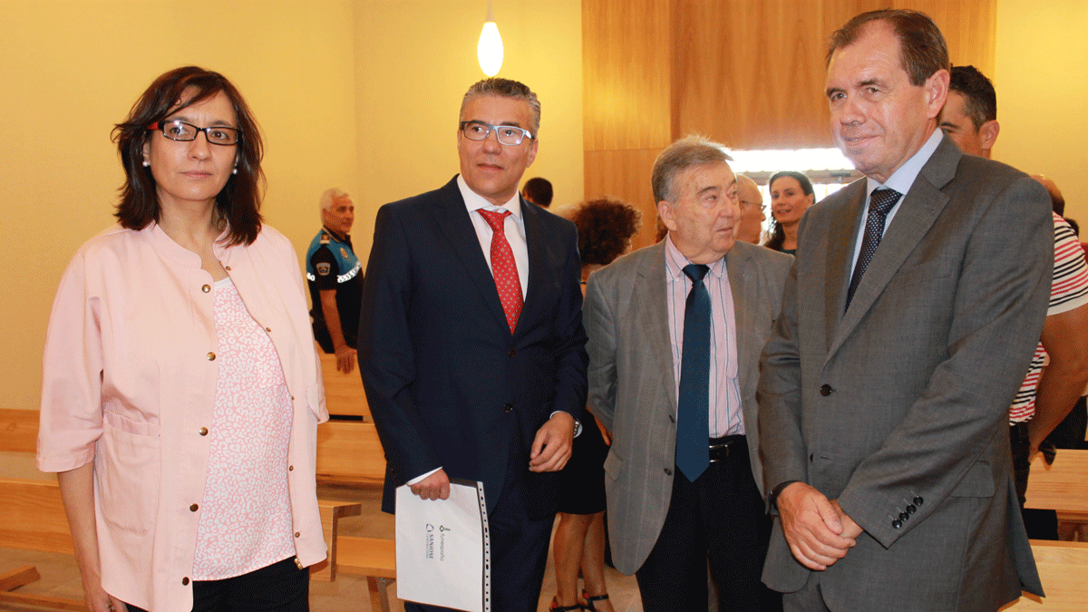 Amparo Vidal, al lado del empresario Delmiro Vega y del consejero de Funespaña, Antonio Ortiz.| L.N.C. Amparo Vidal, al lado del empresario Delmiro Vega y del consejero de Funespaña, Antonio Ortiz.| L.N.C.