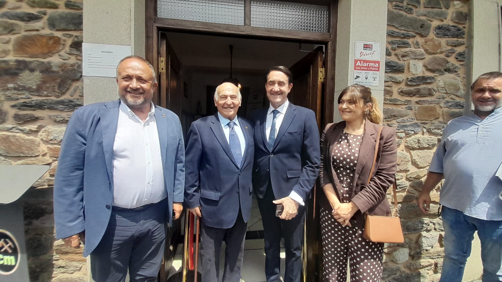 Suárez-Quiñones con Lamelas Viloria y el resto de autoridades a las puertas de la Fundación. | MAR IGLESIAS