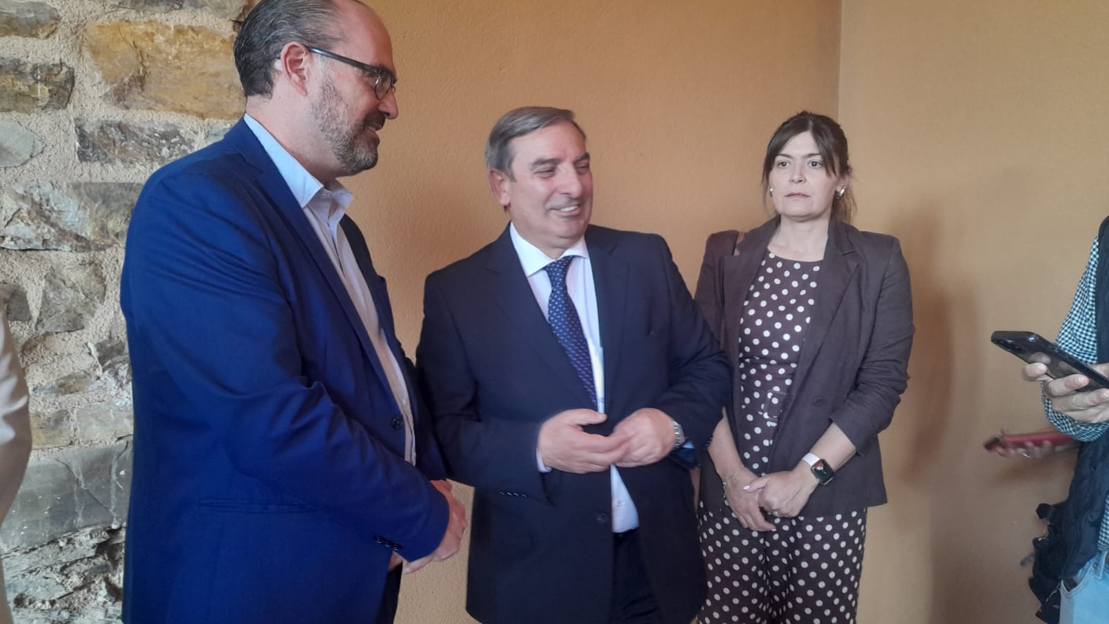 Consejero de Movilidad a su llegada a las jornadas en el Castillo de Ponferrada. | MAR IGLESIAS