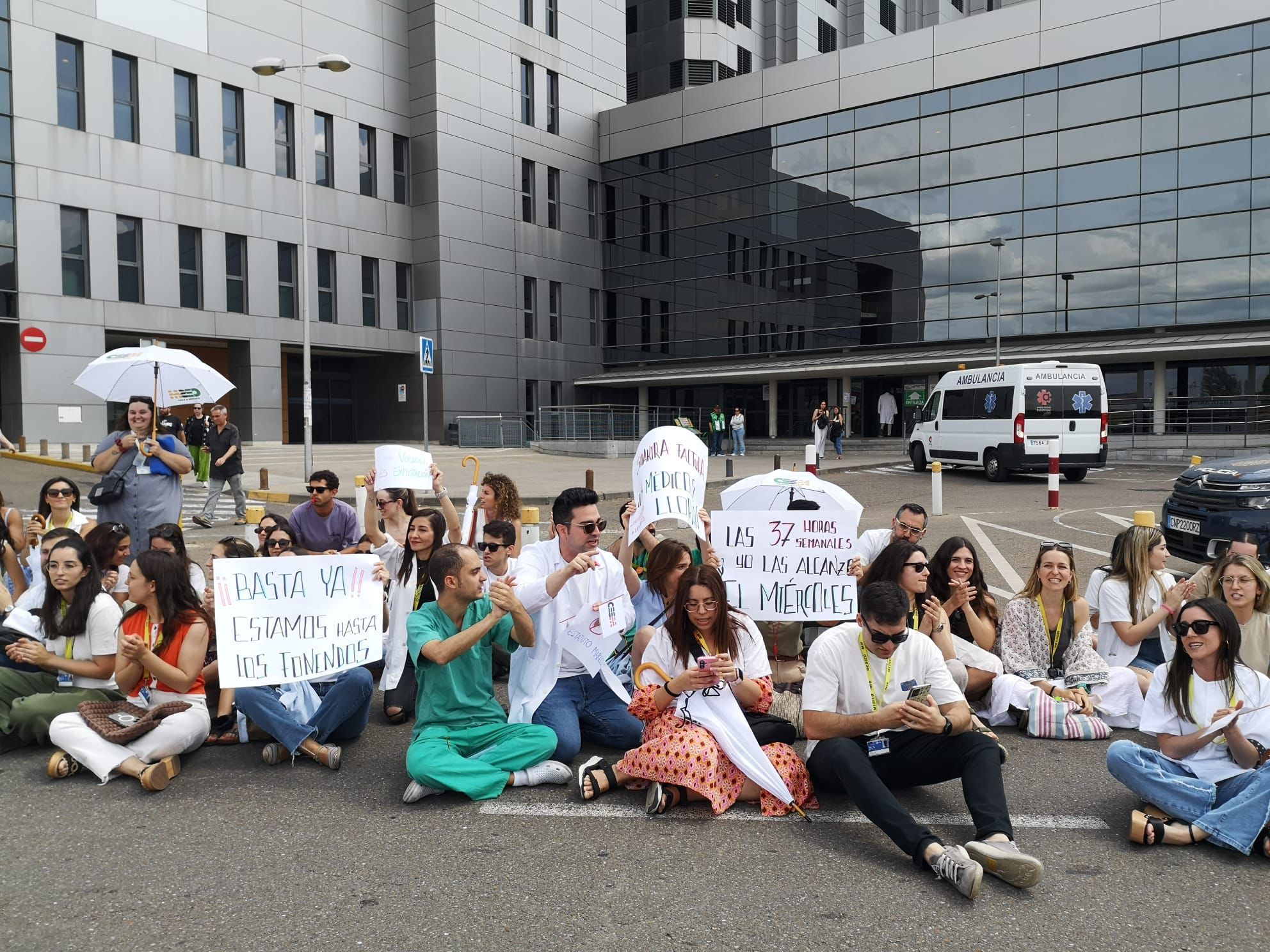 Un instante de la 'sentada' de los médicos frente al Hospital de León. | L.N.C