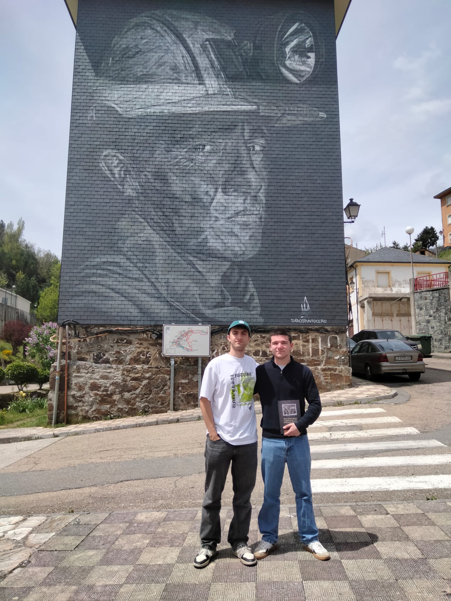 Juan (i) en  Tremor de Arriba, donde realizó su trabajo, con Diego como apoyo.