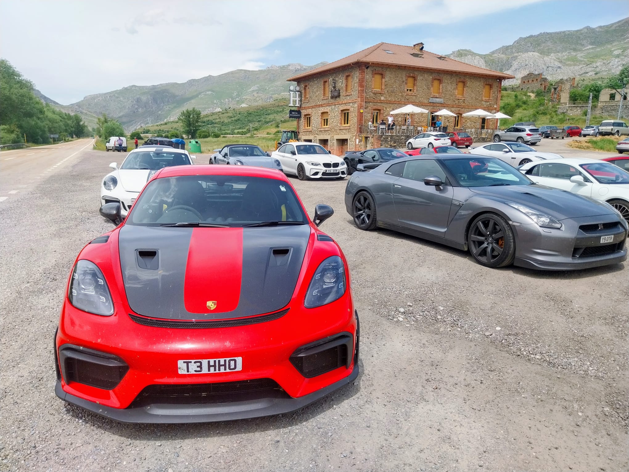 Una docena de coches de superlujo recorrieron aparcados en el restaurante Golpejar. | L.N.C.
