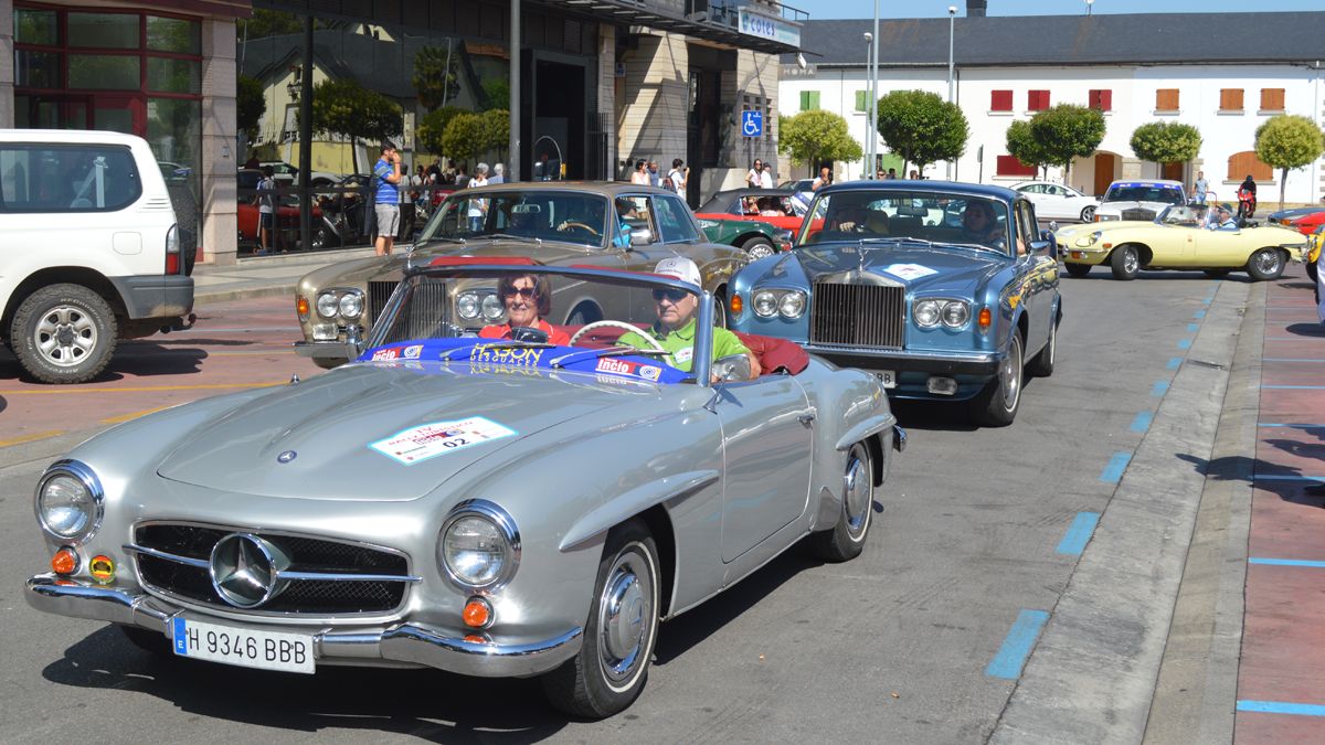 El rally turístico 'Terras do Incio' pasó este jueves por el Bierzo. | A. CARDENAL El rally turístico 'Terras do Incio' pasó este jueves por el Bierzo. | A. CARDENAL