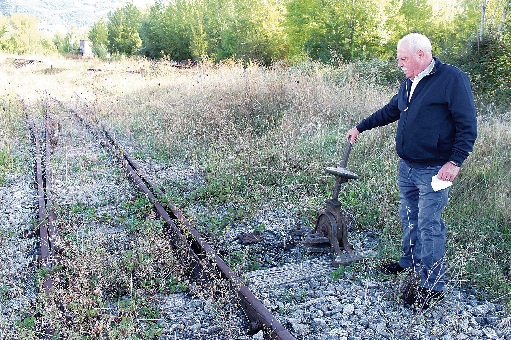 Manuel Suárez, director del Museo Ferroviario de Cistierna: "Nostalgias con el crucero de las vías", en La Robla. | JESÚS DÍEZ