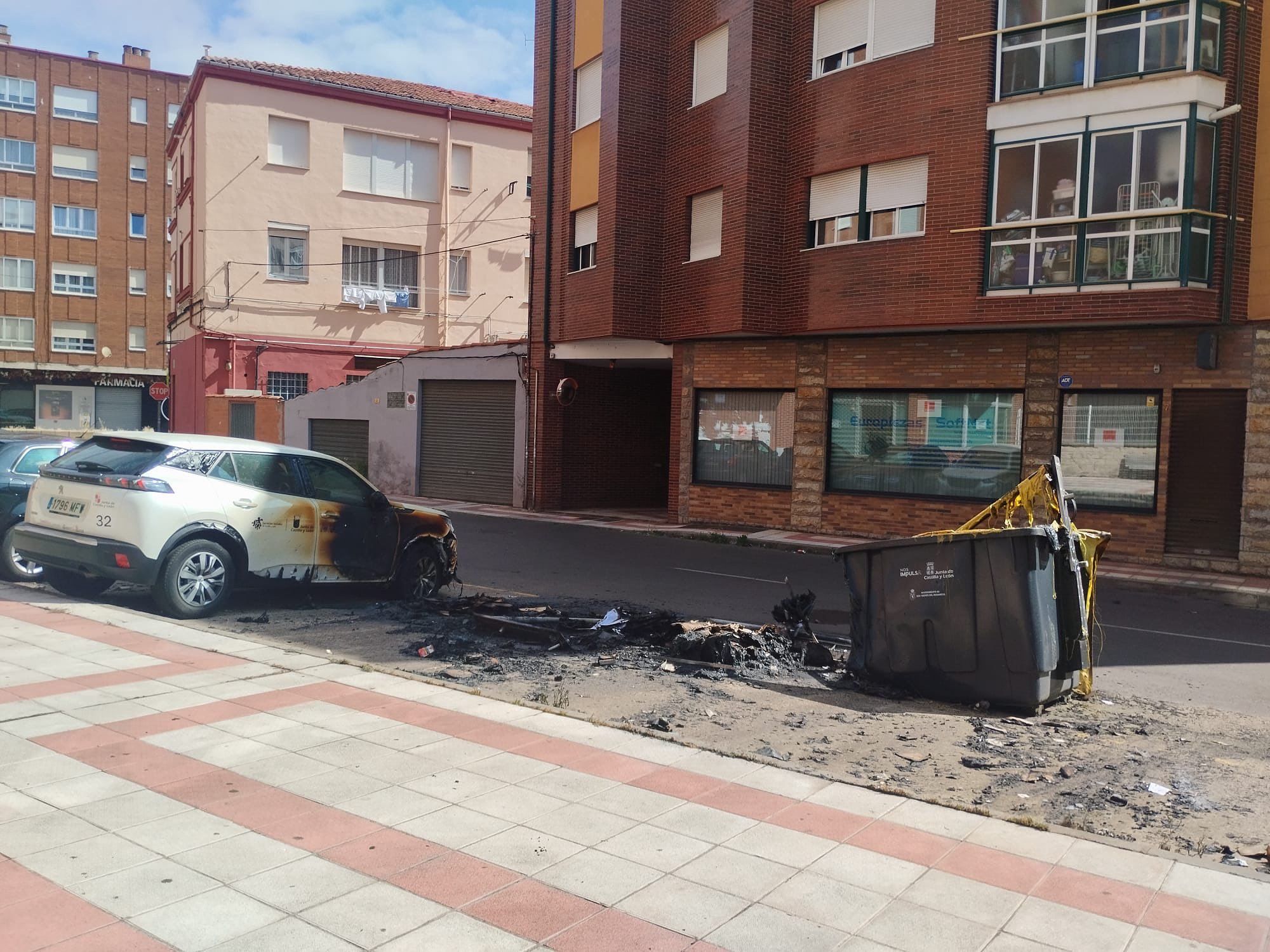 Arden tres contenedores en la calle Sol de Trobajo del Camino. | AYTO. DE SAN ANDRÉS