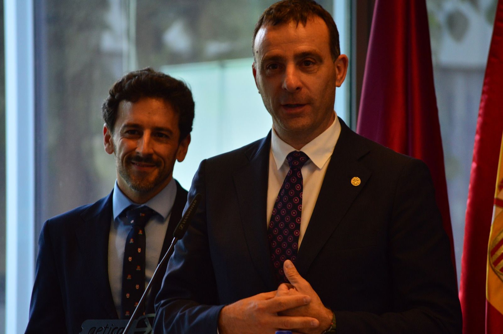 Los vicerrectores Ramón Ángel Fernández y José Alberto Benítez recogen el premio Aetical | ULE