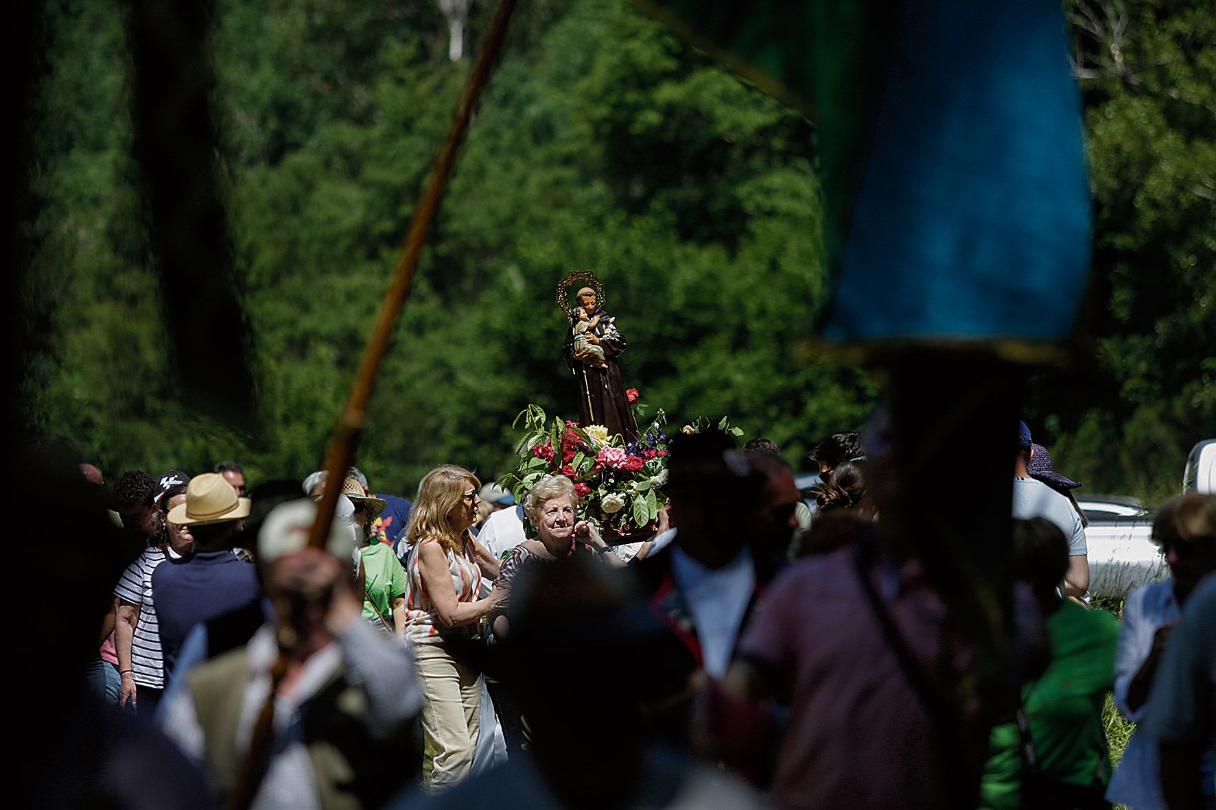 La procesión de San Antonio recorrió la explanada de Pardomino dentro de los actos organizados por los antiguos vecinos y descendientes de Vegamián. | FERNANDO OTERO