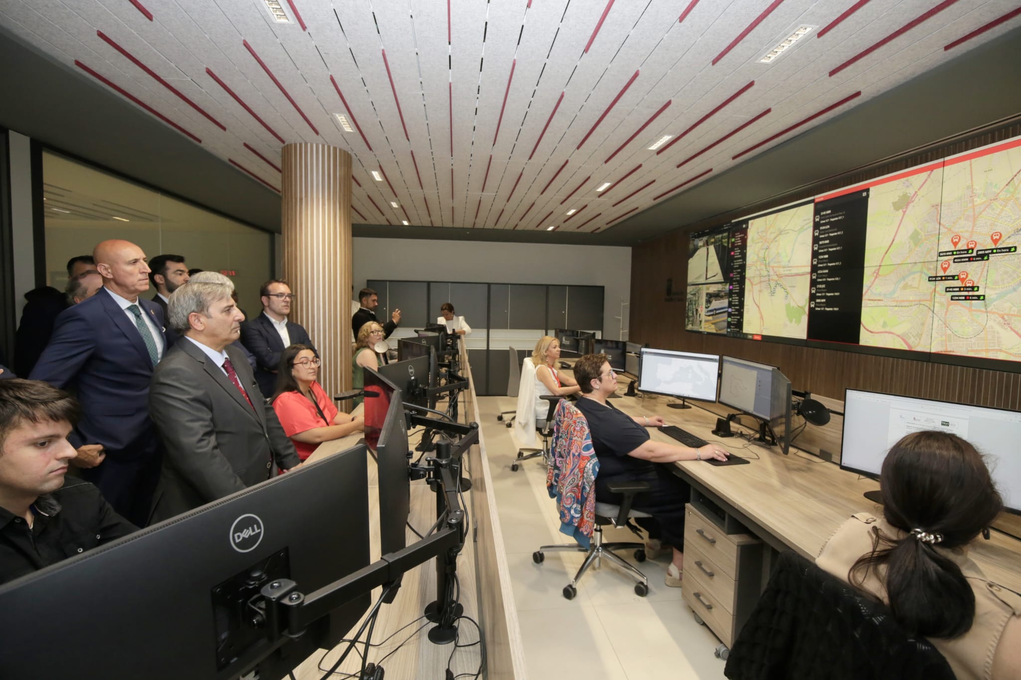 El alcalde y en consejero de Movilidad, en el Centro de Control del Transporte de Castilla y León. | FERNANDO OTERO