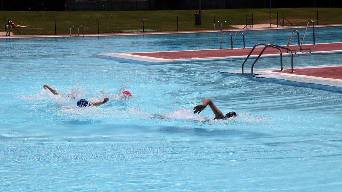 El Procurador pide a Sanidad que haga pública la normativa sanitaria para las piscinas públicas.