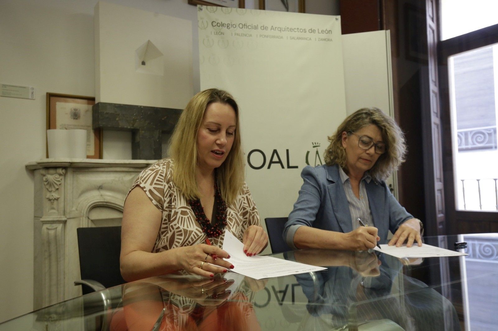 La presidenta de la delegación leonesa del Coal, María José G. Lobato, y la presidenta de Promonumenta, Marina Sánchez, firmaron el convenio. | FERNANDO OTERO