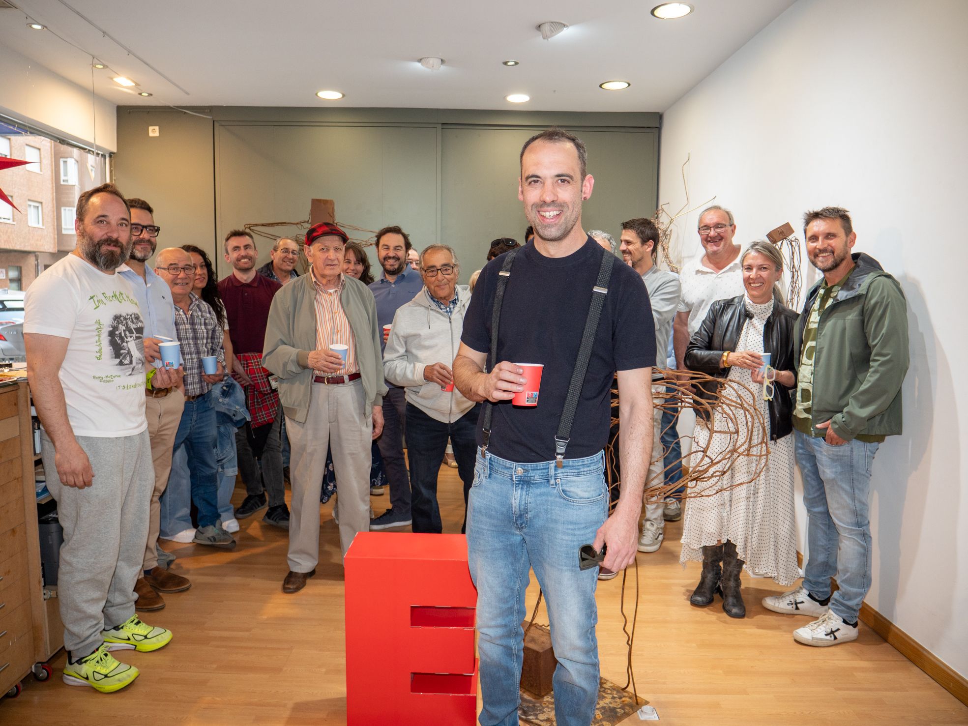 Juanjo Fernández junto a los asistentes a la inauguración en la galería Espacio E. | VICENTE GARCÍA