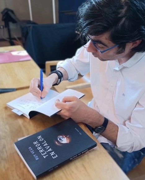 Ruy firmando uno de sus libros.