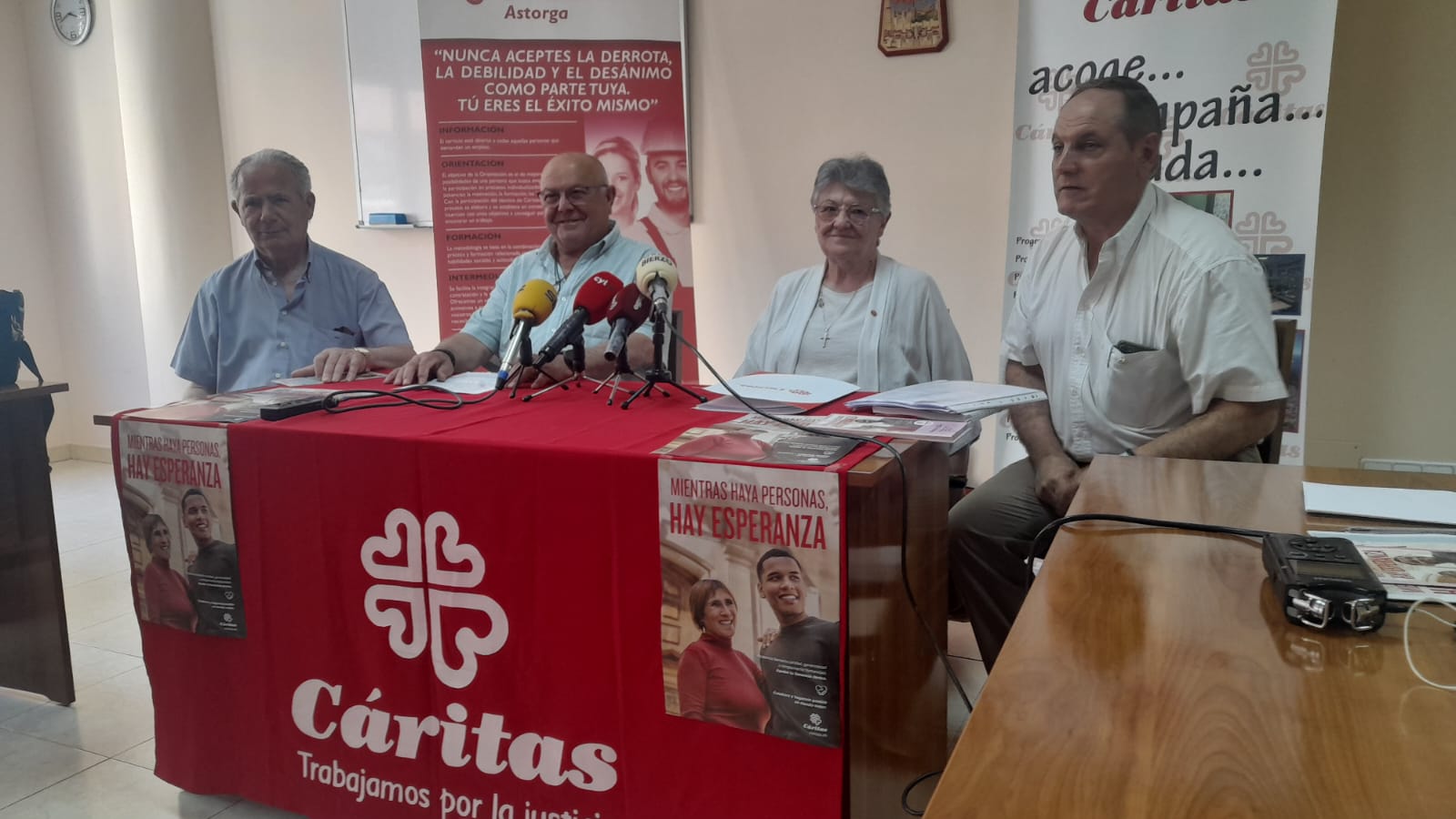 Delegados de Cáritas haciendo el balance anual en la sede de Ponferrada. | MAR IGLESIAS
