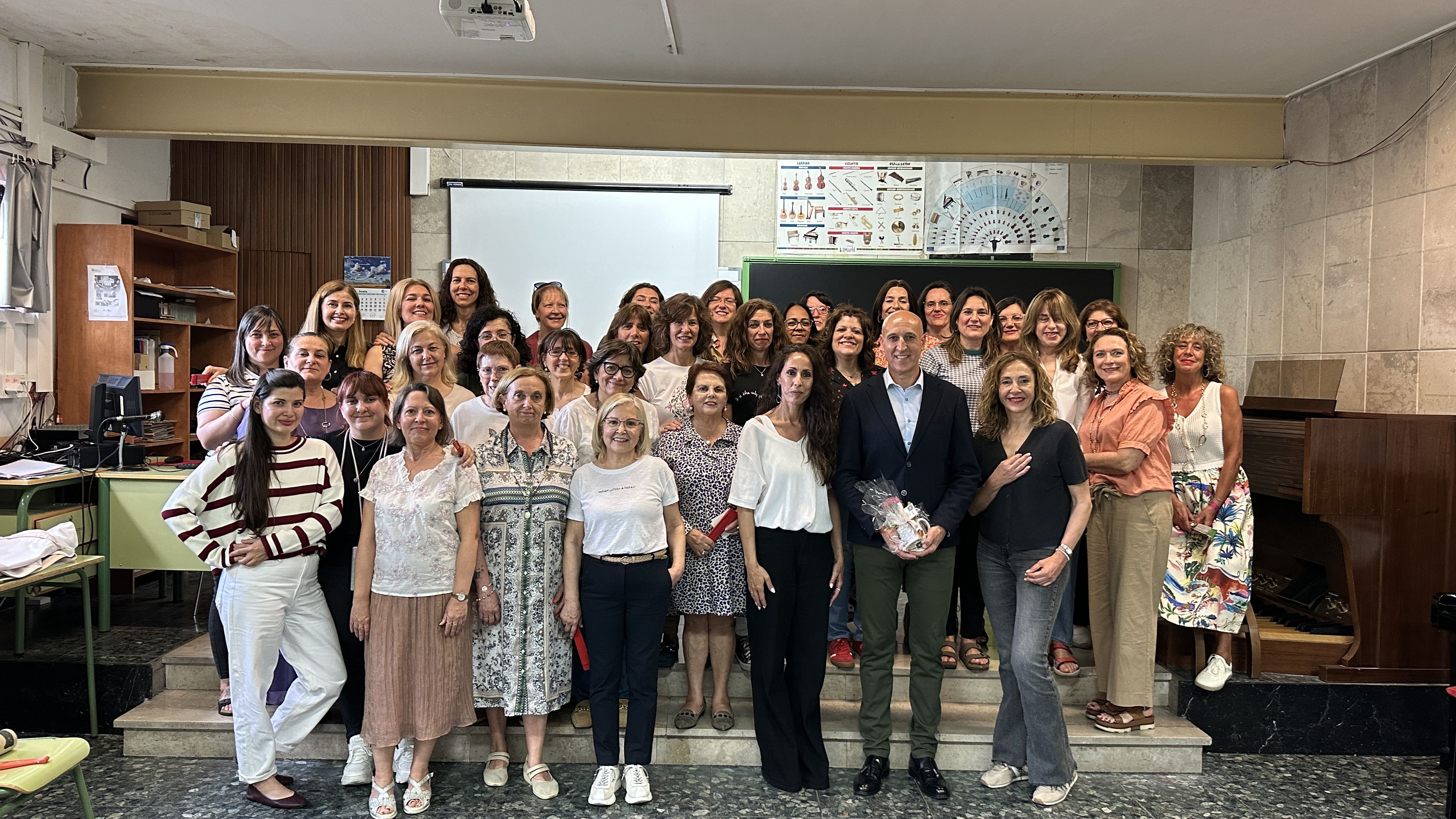 El alcalde durante su visita a un ensayo de Femenino Coral ‘Voces de León’. | L.N.C.