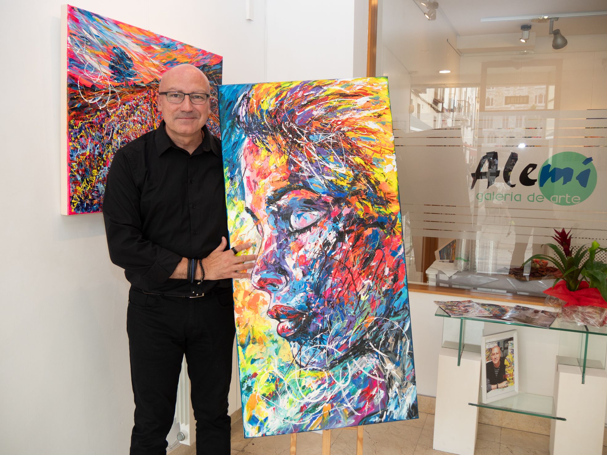 Fincias presenta su última creación en la galería Alemi. | VICENTE GARCÍA