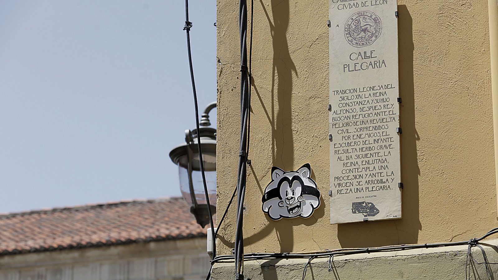 La obra del artista madrileño Soga 303, una pieza de acrílico sobre resina, ubicada en una de las paredes de la calle Plegarias de la capital leonesa. | FERNANDO OTERO
