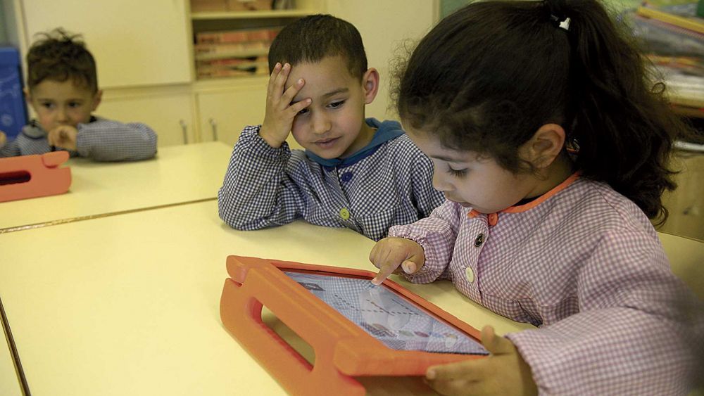 Alumnos leoneses utilizando un dispositivo tecnológico en el aula. | MAURICIO PEÑA