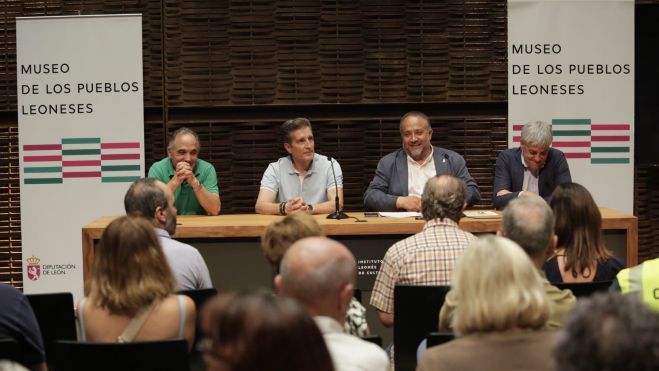 Lucas Morán, Fernando Bandera, Gerardo Álvarez Courel y Eduardo DIego durante el acto de ayer. FERNANDO OTERO