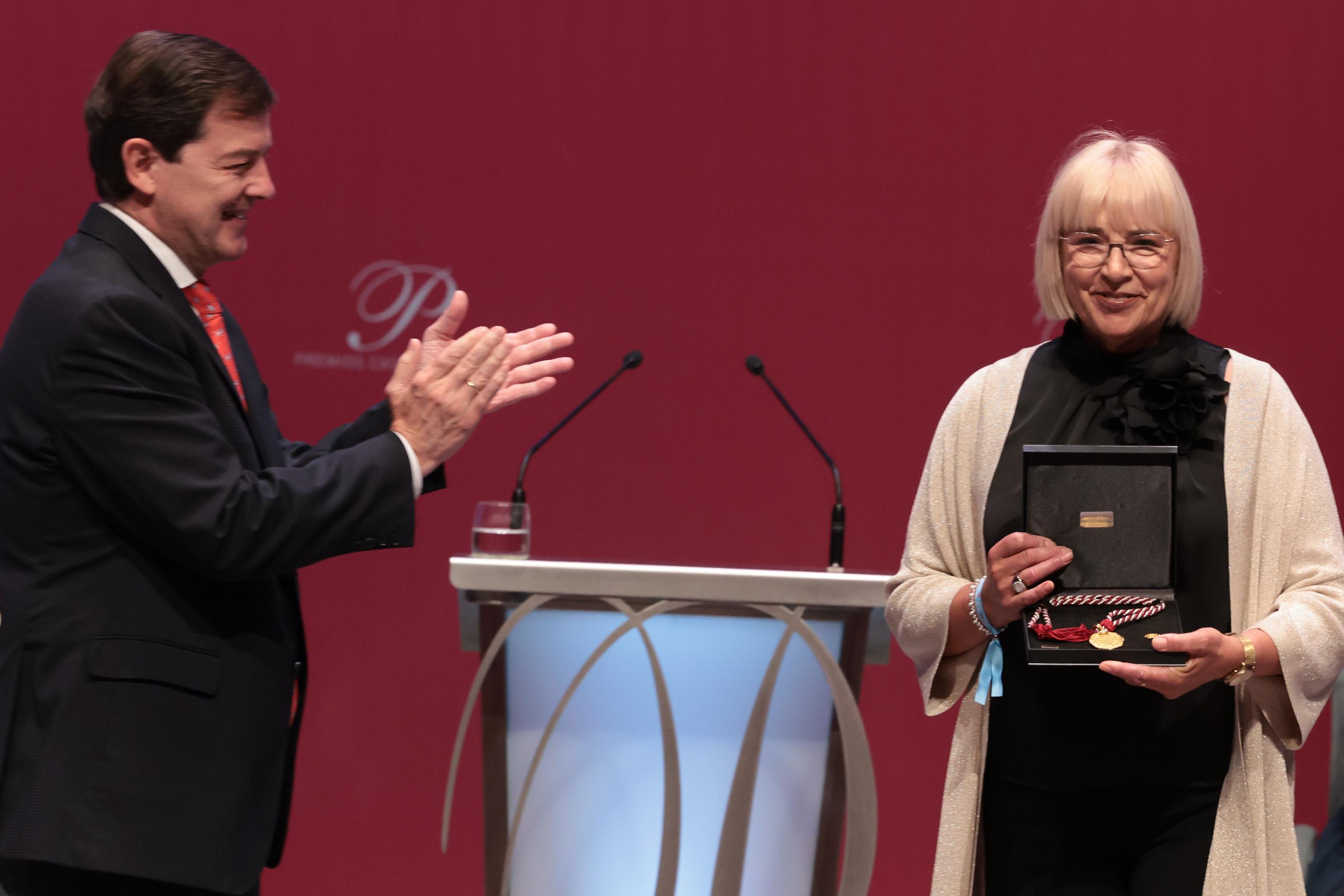 Esther Alonso, madre de Sara García, recogió el premio. | JCYL