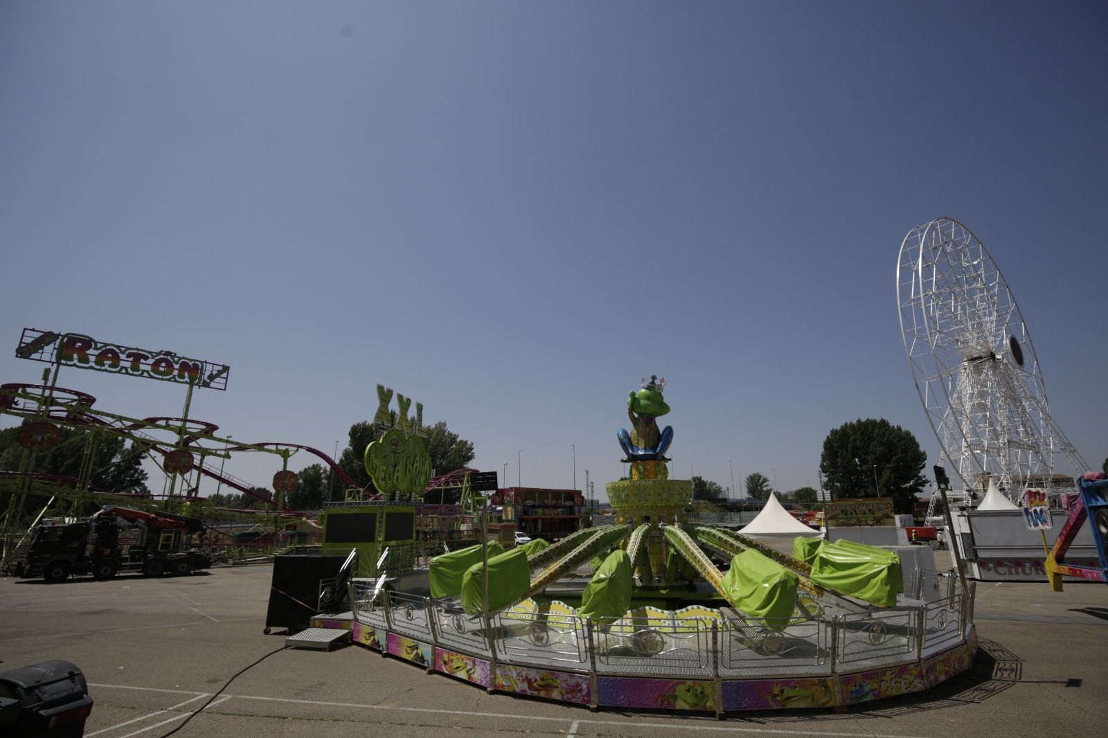 Últimos preparativos en la feria de León. | FERNANDO OTERO