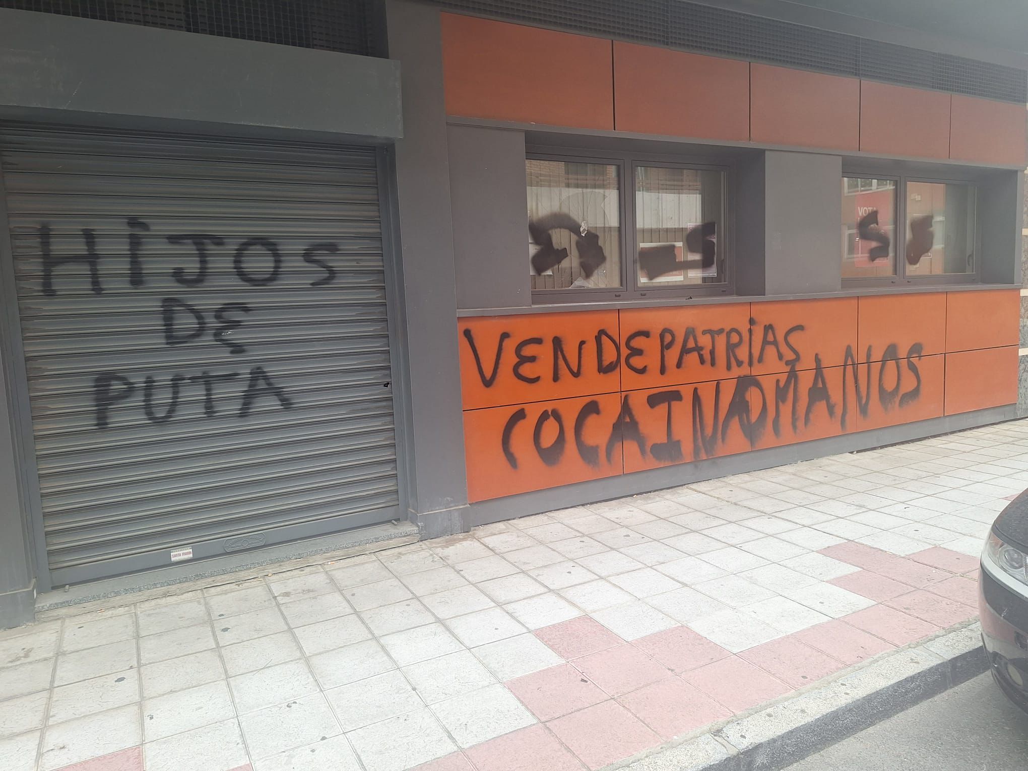 Algunas de las pintadas que han aparecido este jueves en la fachada de la sede del PSOE de León. | LNC