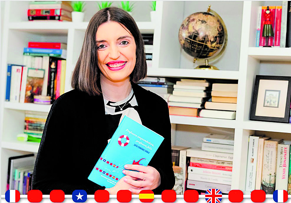 La escritora y docente leonesa con su "manual para aquellos profesores que no están satisfechos con su trabajo, que son muchos". | SFM IDIOMAS