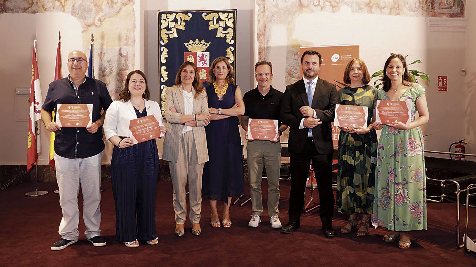 Los cinco docentes galardonados con sus diplomas acreditativos y los representantes de los organizadores del premio.