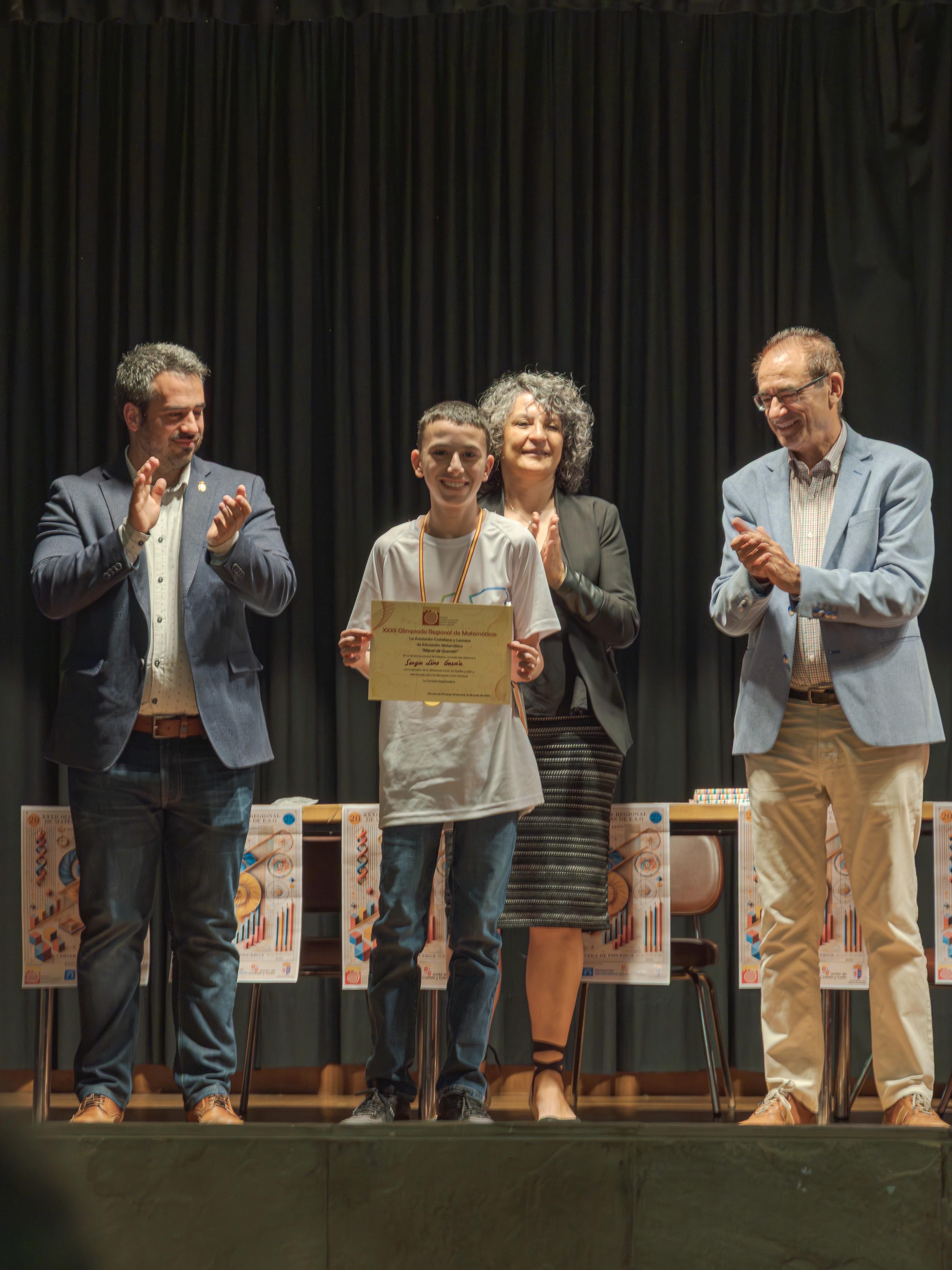 Sergio Lino recogiendo el premio autonómico. 