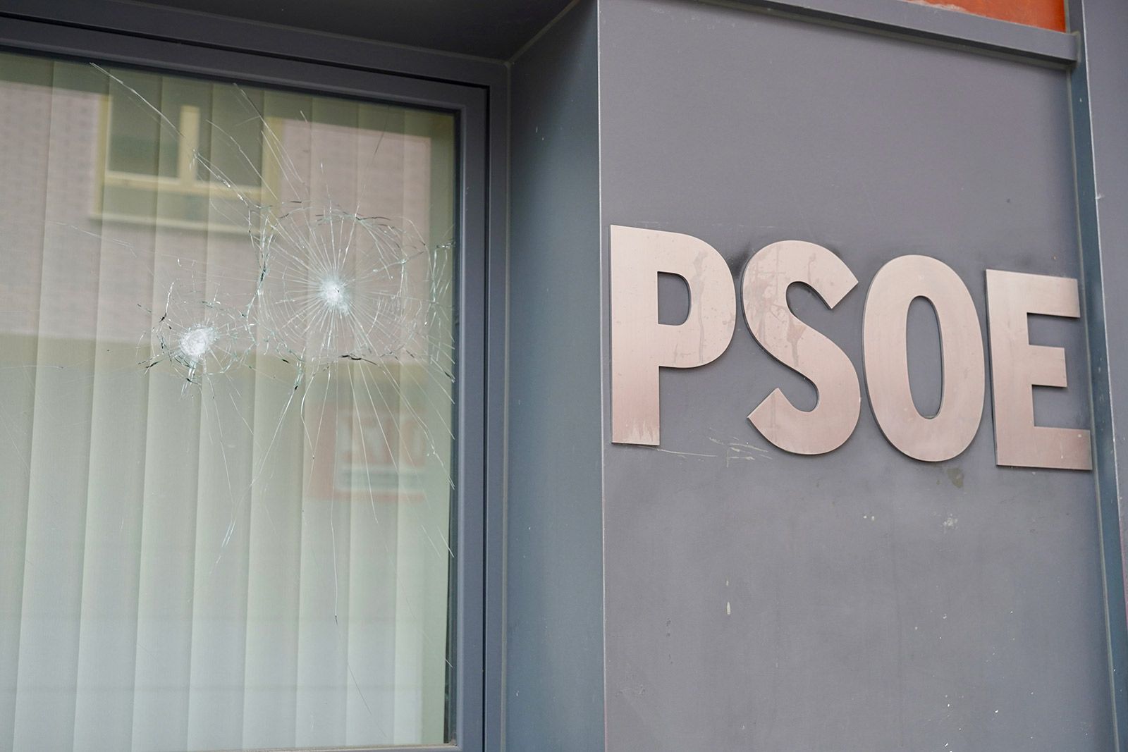 Los cristales rotos en la sede del PSOE. |CAMPILLO (ICAL)