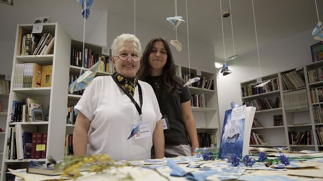 Ana Isabel Negro y Jimena Pérez ayer durante su turno en la librería Aida Books&More de la avenida Padre Isla de la capital leonesa. FERNANDO OTERO