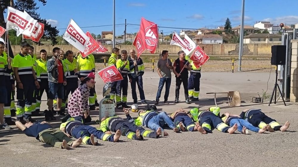 Concentración de trabajadores de Azucarera a las puertas de la planta de La Bañeza. | L.N.C.