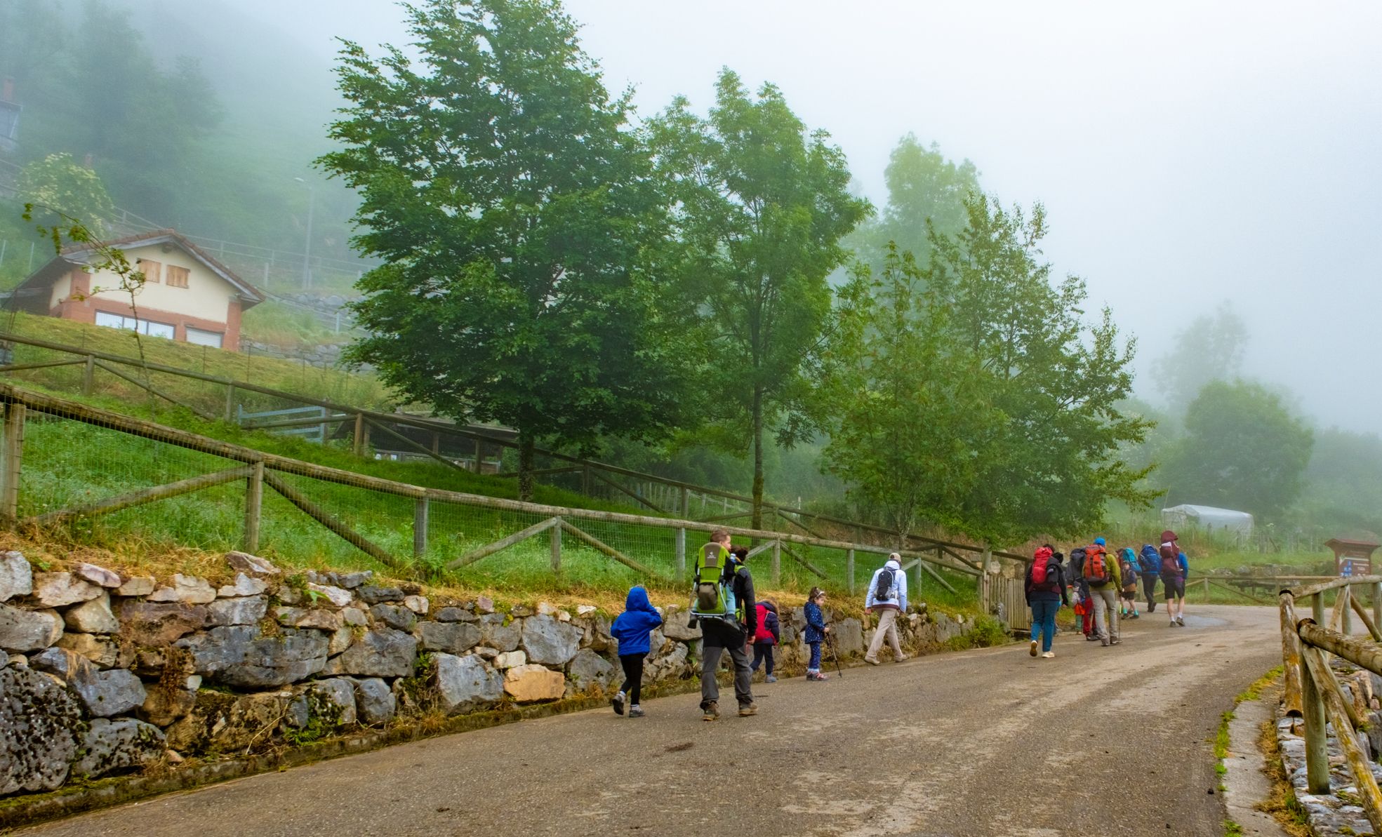 El grupo saliendo de Tuiza de Arriba. | VICENTE GARCÍA